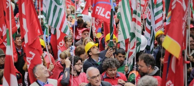 Il nostro giudizio sull’ipotesi d’accordo firmata da Fim Fiom e Uilm per il ccnl dei metalmeccanici Il giudizio del sindacatoaltracosa in FIOM sull’ipotesi d’intesa raggiunta per il contratto nazionale dei metalmeccanici è totalmente negativo. Non solo infatti si introduce per la prima volta un aumento non certo ma meramente ipotetico del salario al momento della stipula. Se anche l’ipotesi previsionale fosse confermata, l’aumento in questione sarà di soli 51,7 euro sui minimi in 4 anni, ovvero quasi la metà di quanto stipulato da pressoché tutte le altre categorie della Cgil. Peraltro, gli aumenti saranno dati con enorme ritardo, sei […]