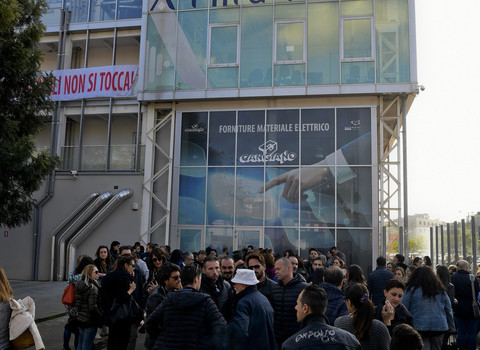 Il Foglio Bianco Almaviva, la verità dei lavoratori “Siamo avviliti e schifati per il modo in cui giornali e telegiornali stanno vendendo la nostra storia all’opinione pubblica. Quasi non crediamo sia possibile che l’unica versione servita al popolo italiano sia quella dell’azienda, del Governo o al massimo delle dirigenze sindacali. 1666 lavoratori vanno a casa dopo anni di lavoro e mesi di battaglie e la loro voce non viene praticamente ascoltata. Perché non sono i mesi di sacrifici, di contratti di solidarietà, di salario perso a forza di scioperi, gli anni di lavoro che vanno in fumo con una semplice lettera […]