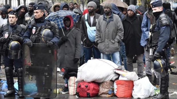 Redazione di operai contro, prosegue la politica della deportazione degli emigramti. La polizia francese ha deprtato migliaia di emigranti da un campo a nordest di Parigi C’è da chiedersi verso dove vengano deportati gli emigranti. Verso i campi di concentramento predisposti dal governo Hollande in tutta la Francia Ben presto la rivolta degli emigranti scoppiera anche nei campi di concentramento Hollande avrà pronto un piano per lo sterminio di massa  degli emigranti. I padroni Francesi sono responsabili assieme ai padroni USA del massacro delle popolazioni di tutto il mondo e oggi continuano con i bombardamenti e le deportazioni Un […]