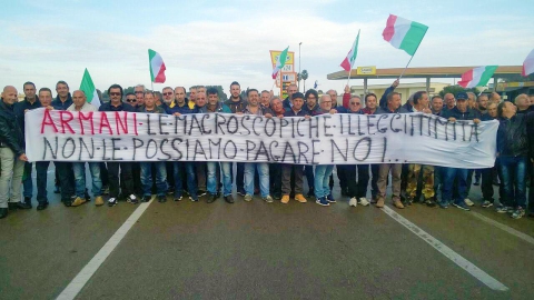 Redazione di Operai Contro, siamo gli ex operai della ditta Palumbo che tornano ad occupare la statale 275 per protestare contro il mancato affidamento dell’appalto da parte di Anas.Abbiamo costituito un comitato “Lavoratori S.s. 275” e mandato a dare via il culo ai sindacalisti mazzettari. Questa domenica, come da già diverse domeniche, si ripeterà il blocco della principale arteria del Sud Salento, su cui è in programma un ammodernamento e un raddoppio delle carreggiate ma il cui progetto è stato bocciato da Anas che ha deciso di revocare la gara d’appalto. Padroni e politici fanno le truffe e licenziano […]