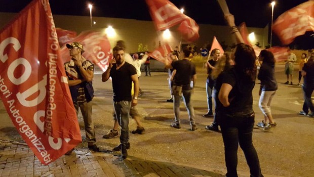 Marina Forti, giornalista Un giorno ti alzi alle 2 del mattino per arrivare al lavoro alle 4. Altre volte entri alle 6. Non sai ancora se alle 11 ti diranno di andare a casa o se andrai avanti fino al pomeriggio. Il giorno dopo magari fai il turno di notte: entri a mezzanotte per uscire alle sei del mattino, ma forse anche a mezzogiorno. “Fare dodici ore non è raro. Una volta è capitato per 26 giorni consecutivi, neppure una domenica di riposo. Volevo piangere”, ricorda Simona Carta. “Torni a casa, mangi qualcosa e crolli addormentata. Poi nella notte […]