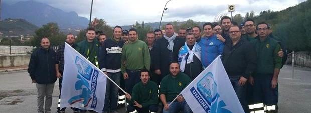 Redazione di Operai Contro, Questa mattina i 40 lavoratori della SVA hanno fatto una manifestazione di protesta. Manifestazione di protesta e tir carichi di merce fermi davanti ai depositi della ditta SVA Capaldo di Avellino da parte I 40 dipendenti dela SVA  chiedono l’applicazione del contratto nazionale di lavoro. Non ci è stato applicato il contratto nazionale di categoria ma un contratto firmato dalla Cisal che ci fa perdere circa 500 euro al mese. Un lavoratore della SVA