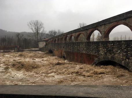 Redazione di Operai Contro, Renzi non ha fatto niente come i governi che lo hanno preceduto. Renzi pensa che poche frasi ad effetto possano bastare a prendere in giro la popolazione. Renzi in due anni ha difeso solo i profitti dei padroni In Piemonte è esondato il fiume Tanaro in provincia di Cuneo. Il sindaco di Garessio (Cuneo), paventa un rischio alluvione come nel ’94. Chiusa al traffico la statale 28 del Colle di Nava, da Garessio fino al confine con la Liguria. Alcune torrenti in piena nel Ponente ligure e una decina di famiglie sfollate precauzionalmente nel Savonese sono le prime situazioni […]