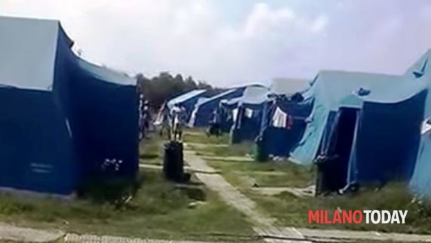 Redazione di Operai Conto, l’hub di Bresso (MI) per gli emigranti è un lager. Non è gestito da una cooperativa, ma dalla croce rossa. Alcuni emigranti aspettano da anni la risposta alla loro richiesta di protezione umanitaria. Il lager di Bresso doveva ospitare 300 emigranti sotto dei tendoni. Ne ospita più di 700. L’unico diritto che hanno gli emigranti è quello di morire. Questa è l’accoglienza dei padroni italiani  Un pensionato di Cinisello dal fatto quotidiano “Li dentro stiamo morendo ogni giorno. Siamo tutti ammalati. Le docce non hanno l’acqua fredda. Ci mancano i vestiti per affrontare l’inverno. Siamo […]