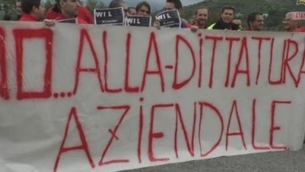 Redazione di operai Contro, visto che il governo Renzi ha dato mano libera ai padroni di licenziare e ridurre i salari. Visto che i sindacati fino ad oggi non hanno fatto niente di fronte alle minacce della Tim. Non resta che a noi lavoratori della Tim prendere la parola. Si allarga la protesta dei lavoratori della Tim. Dopo i presidi dei giorni scorsi (a Pisa, Bari, Catania, Ancona, Bologna, Lecce, Cagliari, Palermo e Messina), oggi (martedì 22 novembre) manifestano i dipendenti di Roma e di Frosinone nell’ambito della mobilitazione nazionale che porterà allo sciopero del 13 dicembre. L’appuntamento romano […]