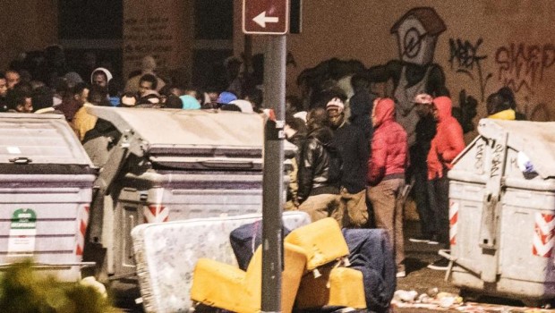 Redazione di Operai Contro, ieri a Torino è stato tentato l’assalto ai palazzi dell’ex villaggio olimpico. Palazzi costruiti per gli affari dei padroni e da anni lasciati a marcire. Palazzi che oggi sono diventati il rifugio di centinaia di emigranti. Bombe carta sono state lanciate contro gli emigranti Dopo le esplosioni oltre duecento emigranti sradicano cartelli e lanciano bottiglie per difendersi.E’ la prima rivolta degli emigranti di Torino. La respèonsabilità è del governo dei padroni di Renzi. Torino ex città operaia d’Italia ha migliaia di disoccpati e la miseria cresce. Il governo Renzi continua a favorire i padroni e […]