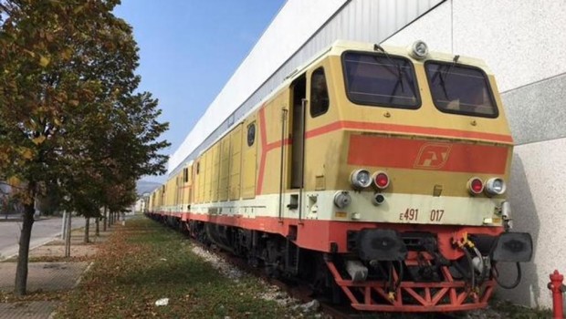 Redazione di operai contro, le ferrovie non sono mai stato un servizio per la popolazione. Servono ai padroni per fare profitti. Sia che siano amministrate direttamente dallo stato le ferrovie nazionali come quelle della Sardegna, sia che siano date in concessione come le ferrovie del Sud-est in Puglia. I  grandi giornaloni nazionali o in occasione di disastri ferroviari o per riempire i buchi del loro giornale pubblicano qualcosa. In Sardegna e in Puglia per spostarsi occorre l’auto. Più nessuno ha il coraggio di denunciare i vantaggi della FIAT. Se la Fiat non avesse ricevuto (e riceve ancora) miliardi dallo […]