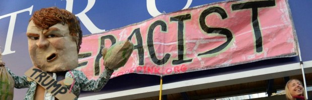 pubblichiamo per il dibattito Con l’occasione consiglio la visione di: https://www.youtube.com/watch?v=eqceHviNBC4. Sono immagini che ricordano i dipinti e le fotografie che Ben Shan realizzò durante la Grande Depressione degli anni Trenta. d.e. 1) Ora che sono giunti i voti della California [http://www.repubblica.it/static/speciale/2016/elezioni/presidenziali-usa/stati/CA.html], il voto popolare fa vincere Hillary per tre milioni di voti. Come si vede, il mandato presidenziale non spettava esattamente a Trump. Il Paese non è meno diviso di quanto non lo fosse prima di martedì 8 novembre (election day). Una gran massa di persone considera quindi illegittimo il mandato di Trump. 2) Gran parte delle promesse di Trump […]