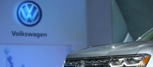 Redazione di Operai Contro, i giornali riportano che Volkswagen è pronta a tagliare 30mila posti di lavoro in tutto il mondo: il presidente Herbert Diess ha presentato a Wolfsburg il piano sul futuro, frutto dell’accordo con il consiglio di fabbrica ( i sindacalisti), che prevede appunto il taglio di 30mila dipendenti entro il 2020, di cui 23.000 in Germania.. I tagli al personale dovrebbero portare ad un risparmio di 3,7 miliardi di euro l’anno entro il 2020.  Come spiega il sito Handelsblatt, i tagli dei posti di lavoro, realizzati con licenziamenti e anche attraverso pensionamenti anticipati, sono stati concordati con il capo […]