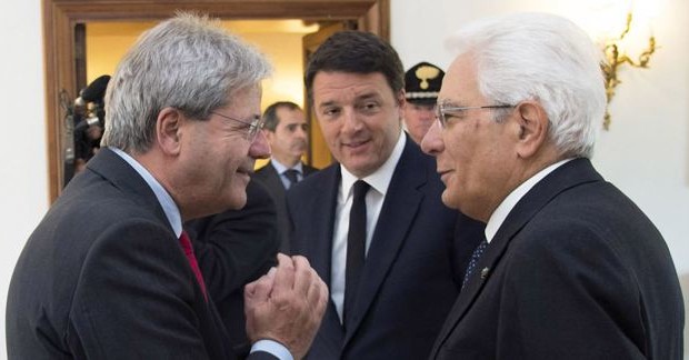 Redazione di Operai Contro, il gioco del parlamento dei padroni va avanti. I borghesi vogliono trovare subito un nuovo capo. A noi operai i loro giochetti fanno ridere. Noi operai vogliamo che sia eliminata la legge che da ai padroni libertà di licenziare Noi operai vogliamo che i padroni restituiscano i miliardi di euro che il gangster Renzi ha regalato Tutti i partiti partecipano al gioco derl parlamento dei padroni Si avvicina sempre di più il momento in cui noi operai dobbiamo farla finita con la società dei padroni Un operaio di Torino