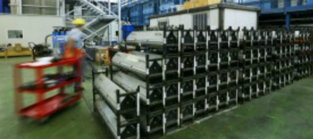 Redazione di Operai contro, Noi operai della conceria ” DZeta”  di Inveruno ( hinterland di Milano) siamo costretti a mangiare in strada al freddo. Il padrone ha stabilito che  in sua assenza, nessun operaio può rimanere all’interno dei capannoni. Molti operai sono cittadini stranieri, vengono al lavoro in bicicletta o in scooter, portandosi la classica ‘schiscetta’ per risparmiare. A nulla sono valse le proteste e gli scioperi degli operai. L’azienda mette in campo una difesa affidata all’avvocato Barbara Massarelli. “Non abbiamo fatto altro che applicare le disposizioni del decreto 81 sulla sicurezza: nessun lavoratore può stare in azienda, se […]