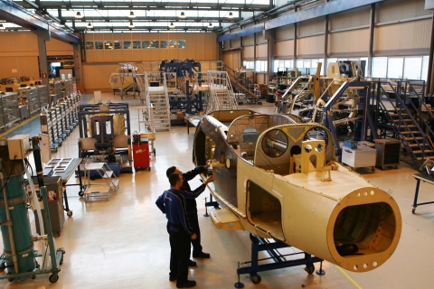 Redazione di Operai Contro, Il gruppo Leonardo annuncia la volontà «di restituire immediatamente» alla Regione i 3 milioni di euro del contratto di programma firmato nel 2012 per sostenere gli investimenti a Brindisi, non ritenendo più possibile mantenere i livelli occupazionali previsti. L’ad Mauro Moretti conferma le voci che si rincorrono ormai da oltre un anno: l’ex stabilimento Agusta Westland, divenuto il perno del polo elicotteristico di Leonardo, Il numero degli operai occupati  è destinato al ridimensionamento .  Altro che aumento a 502 degli operai nel triennio 2017-2019» arrivano i licenziamenti Già questa estate non sono stati rinnovati i […]