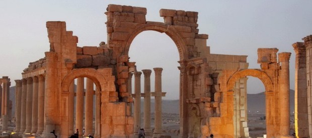 Redazione di Operai Contro, i leccaculo della stampa raccontavano che i bombardamenti Russi avevano distrutto l’ISIS in Siria. Era una menzogna. I combattenti dell’ISIS hanno rioccupato Palmira. L’offensiva degli uomini dell’Isis era cominciata tre giorni fa e a nulla erano valsi i raid aerei per fermarne l’avanzata che aveva portato gli uomini di al Baghdadi a controllare diversi quartieri del settore orientale della località, fino a spingersi vicino all’ospedale cittadino. L’esercito di Damasco aveva annunciato di aver inviato rinforzi a Palmira dopo che nelle ultime 24 ore almeno 49 membri delle forze del regime siriano erano rimasti uccisi in scontri avvenuti vicino al […]