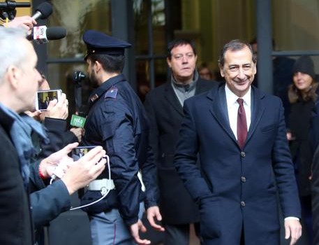 Redazione di Operai Contro, gli affiliati della banda del Pd hanno imparato da Renzi, Sala il sindaco di  milano è indagato per un appalto di Expo 2015. Sala si autosospende. E’ solo un bluff. Politici, magistrati, sindaci, sono tutti per Sala l’indagato. Un lettore Cronaca della solidarietà dall’ANSA  E quindi la speranza a Palazzo Marino è che Sala rientri in carica nel giro di qualche giorno, possibilmente prima di Natale. “L’ho trovato tranquillo, al lavoro, sta utilizzando questo tempo di sospensione per approfondire le questioni che gli sono state poste davanti”. Così la vice sindaco di Milano, Anna Scavuzzo, ha […]