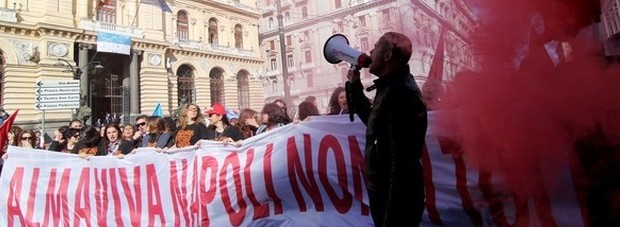Redazione di Operai Contro, Mentre si svolge lo sciopero dei lavoratori Almaviva, al Ministero dello Sviluppo economico è in programma l’incontro conclusivo tra l’azienda di call center e le sigle sindacali Una giornata decisiva, quella odierna, per gli 843 lavoratori della sede di via Brin e degli altri 1.668 della sede romana. In tutto 2.511 lavoratori in esubero, il cui destino è appeso a un filo. Già mercoledì prossimo si chiuderà la procedura di mobilità Al tavolo di Roma si decide il licenziamento collettivo più imponente della storia della Repubblica italiana. Al solito i paraculi del sindacalismo confederale avevano […]