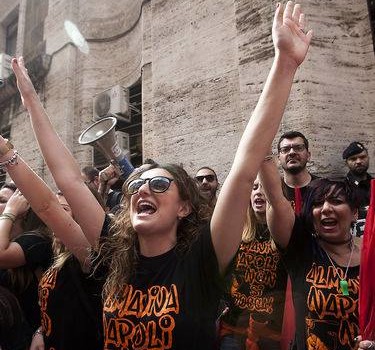Redazione di Operai Contro, le confederazioni CGIL-CISL-UIL hanno sottoscritto un accordo capestro con i parassiti del Governo e padrone. La RSu dei lavoratori di Roma non ha firmato l’accordo. Ora i segretari delle tre confederazioni nazionali si difendono: “Di fronte ai licenziamenti abbiamo firmato un accordo difensivo che rimanda tutto a Marzo” Non è vero. Questa è un’affermazione falsa. Le confederazioni hanno sottoscritto: – la cassa integrazione e quindi una diminuizione dei salari (come richiesto dall’azienda) – i sindacati hanno dato all’azienda la possibilità di aprire gli autolicenziamenti ( come richiesto dall’azienda) – hanno concesso il blocco degli scatti […]