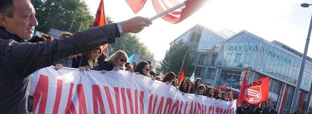 Redazione di Operai Contro, i sindacati hanno indetto lo  sciopero per l’intera giornata di lunedi 19 dicembre in tutti i siti di Almaviva Contact in Italia. Lo sciopero è stato proclamato dalle Segreterie nazionali Slc Cgil, Fistel Cisl, Uilcom Uil e Ugl Telecomunicazioni. I sindacati spiegano in una nota che ieri «si è tenuto presso il Mise l’ulteriore incontro tra Almaviva e Slc Cgil Fistel Cisl Uilcom Uil e le Rsu dei siti di Roma e Napoli sulla procedura di licenziamento collettivo di 2511 lavoratori delle sedi di Roma e Napoli. Nel corso dell’incontro il Ministero ha avanzato una […]