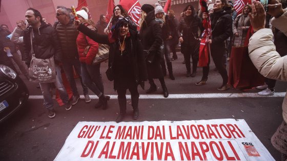 Redazione di Operai Contro, Siamo da quattro anni in solidarietà, la maggior parte di noi è in part-time a quattro ore, guadagniamo poco più di 500.000 euro, ma l’azienda chiede ancora il taglio dei salari. I sindacalisti per quattro anni ci hanno costretti ad accettare i contratti di solidarietà e i salari da fame. Ora i sindacalisti chiedono la CIG. Hanno paura della nostra proposta. Vogliono il licenziamento indolore Ora il governo pone un ricatto: Decido io e basta. Sono quattro anni che azienda e sindacalisti fanno quello che vogliono con il beneplacito del governo Basta noi lavoratori Almaviva […]