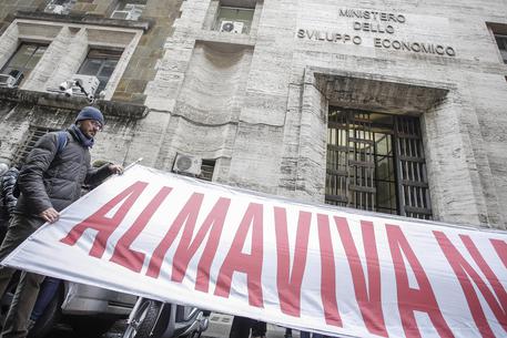 Redazione di Operai Contro, La sede di Roma del call center Almaviva Contact chiude e le lettere di licenziamento dei 1.666 dipendenti sono già tutte partite. I parassiti dei sindacati confederali CGIL-CISL-UIL, con il tavolo con il padrone e governo avevano accettato la CIG fino a Marzo ( dopo si sarebbe riaperto il licenziamento collettivo), avevano accettato l’apertura degli autolicenziamenti, avevano accettato la riduzione del miserabile salario che percepivamo. La RSU non aveva firmato l’accordo che i parassiti dei sindacati confederali avevano sottoscritto. I parassiti dei sindacati confederalihanno indetto un referendum per approvare l’accordo-. Promettevono che se noi lavoratori […]