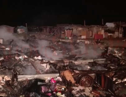 Redazione di Operai Contro, e bruciato il ghetto dei Bulgari. intorno a Foggia ci sono decine di ghetti di emigranti. Sono gli schiavi salariati che i padroni utilizzano per le raccolte. La legge contro il capolarato è una falsità. Fin quando ci saranno padroni ci saranno caporali. Gli schiavi sono costretti a costruirsi i loro rifugi con cartoni. Non hanno acqua ne luce elettrica. Un operaio di 20 anni è morto carbonizzato in un violento incendio che si è sviluppato nella notte. L’ANSA scrive “forse a causa di una stufetta mal funzionante”, Ma quale stufetta se non c’è l’elettricità. […]