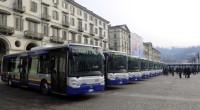 Caro Operai Contro, guidare gli autobus per 10 ore al giorno è un rischio per i pendolari e i guidatori stessi. Una pratica a cui bisogna mettere fine. Un primo passo è il presidio dei lavoratori Gtt in piazza Castello a Torino, domani mercoledì 7 dicembre, per ribadire la richiesta alla Regione Piemonte di assumere personale, perché un servizio pubblico non può basarsi sull’orario di lavoro di 10 ore al giorno. Senza assunzioni di personale la situazione già grave, diventerà insostenibile per i numerosi dipendenti che andranno in pensione nei prossimi 2 anni. La prossima mossa potrebbe essere il […]