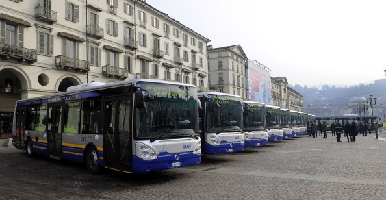 Caro Operai Contro, guidare gli autobus per 10 ore al giorno è un rischio per i pendolari e i guidatori stessi. Una pratica a cui bisogna mettere fine. Un primo passo è il presidio dei lavoratori Gtt in piazza Castello a Torino, domani mercoledì 7 dicembre, per ribadire la richiesta alla Regione Piemonte di assumere personale, perché un servizio pubblico non può basarsi sull’orario di lavoro di 10 ore al giorno. Senza assunzioni di personale la situazione già grave, diventerà insostenibile per i numerosi dipendenti che andranno in pensione nei prossimi 2 anni. La prossima mossa potrebbe essere il […]