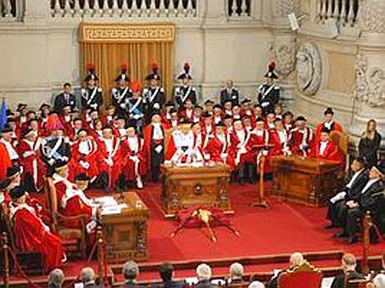   Redazione di operai Contro Il padrone può licenziare un dipendente non solo in caso di difficoltà economiche e in situazioni di ristrutturazioni aziendali dettate da una congiuntura negativa, ma anche per “una migliore efficenza gestionale” e per determinare “un incremento della reddittività”. In altre parole: per cercare di aumentare i profitti. Questo era un orientamento ben chiaro della magistratura dello stato italiano La corte di cassazione, corte suprema, organo al vertice del potere giudiziario , ha pensato bene di riaffermare questo principio giuridico dei padroni. La Corte di Cassazione, con una sentenza depositata il 7 dicembre scorso , […]