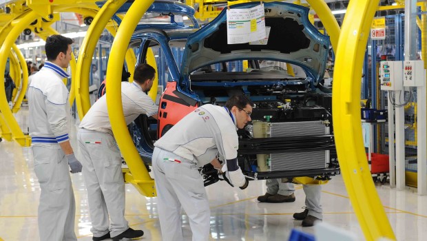 Redazione di Operai Contro, gli operai FCA devono comprarsi la valigia. La FCA li può spostare da un giorno all’altro. Saranno circa 500 i lavoratori dello stabilimento Fca di Pomigliano d’Arco (Napoli), da inserire nella fabbrica automobilistica del gruppo a Cassino (Frosinone), I sindacalisti della Fim, Uilm, Fismic, Ugl e Associazione quadri e capi, hanno la schiuma alla bocca e il portafoglio gonfio. Alla FCA di Cassino si è andato avanti con la CIG e i contratti di solidarietà. Ora il mercato richiede la Giulia e gli operai vengono spostati da Pomigliano. E’ il nuovo modo di produrre. Se […]