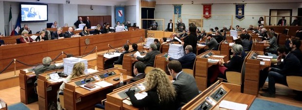 Il vitalizio esce dalla porta e rientra dalla finestra. Succede nella tarda serata di sabato, quando sul tavolo della commissione Bilancio del Consiglio regionale, presieduta dal deluchiano Franco Picarone (Pd), arriva il maxi-emendamento alla legge di stabilità messo a punto dalla giunta d’intesa con la maggioranza. Un mare magnum di interventi tra i quali spunta, all’articolo 5, la norma che disciplina il trattamento previdenziale. E qui viene il bello. La finta abolizione Stando all’incipit dell’articolo 5 sembra che tutto fili liscio: «Al fine della ulteriore riduzione dei costi delle istituzioni regionali, del contenimento della spesa pubblica e della tutela […]