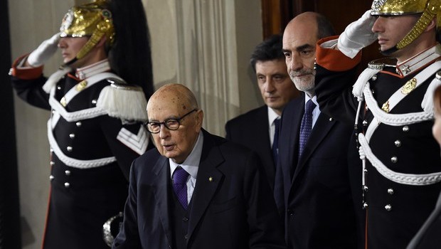 Redazione di Operai Contro, Mattarella ha aperto il valzer delle consultazioni. Il capo dello stato sente i vari rapprentanti delle cariche statali e dei partiti. Il suo impegno è quello di trovare un nuovo presidente del consiglio  del governo dei padroni. Ha nessuno viene in mente di eliminare le leggi fatte da Renzi contro operai e lavoratori. Mattarella cerca un  nuovo politico che continui a favorire i padroni. Questa è la democrazia parlamentare della dittatura dei padroni. Ma la democrazia dei padroni sta scricchiolando in tutto il mondo. Gli operai per questa democrazia sono solo schiavi salariati. Noi operai […]