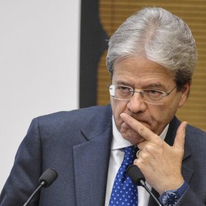 Redazione di Operai Contro, il conte Gentiloni affiliato alla banda del Pd del gangster Matteo Renzi comunica che lui è al servizio delle riforme di Matteo Renzi. Aveva ragione il Partito Operaio abbiamo votato NO al refrendum del 4 dicembre per vendicarci del gangster Renzi, ma non abbiamo nessuna illusione sulla democrazia dei padroni. Solo la rivolta degli operai abbatterà lo stato dei padroni V invio un articolo della Repubblica Un operaio di Torino Gentiloni: “Portiamo avanti le riforme. Un errore dimenticare il lavoro di Renzi” Condividi   Lavoro governo Renzi deve andare avanti. Non va, perciò, dimenticato quello […]