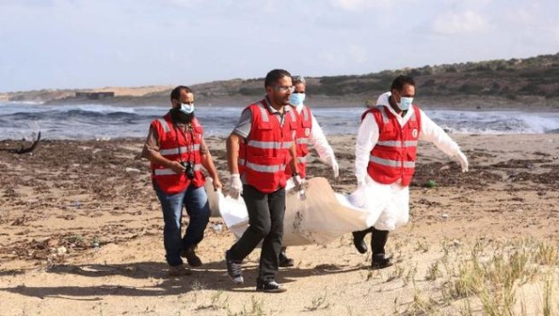 Redazione di Operai Contro, continua la strage degli emigranti. Dai conteggi ufficiali solo nel 2016 gli emigranti uccisi sono più di 5200. Se contiamo gli ultimi dieci anni gli emigranti uccisi sono oltre 50000. I padroni occidemntali che non hanno il muro el Mediterraneo innalzano muri di filo spinato. I padroni sono in guerra contro gli emigranti e tentano di coinvolgere in questa loro guerra i poveri cristi Un operaio Senegalese da redattoresociale.it ROMA – L’ultimo naufragio nel mar Mediterraneo, avvenuto alla vigilia di Natale, conta almeno 100 dispersi, secondo l’Alto commissariato Onu per i rifugiati. E allunga così […]