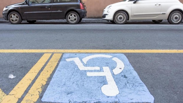 Redazione di operai Contro, Gli stati dovrebbero abbattere le barriere, ma non è cosi. In Italia ci sono 3 milioni di disabili che devono arrangiarsi. Circa 700mila persone hanno problemi di movimento, oltre 200mila difficoltà sensoriali, quasi 400 mila limitazioni che impediscono le normali funzioni della vita quotidiana.   Molti vivono “segregati” in casa, a causa dell’assenza di sostegno e supporto, se non al massimo quelli della famiglia. Il 70% delle famiglie con persone con disabilità non fruisce di alcun servizio a domicilio. Meno di 7 disabili su 100 contano, infatti, su forme di sostegno presso la propria abitazione. […]