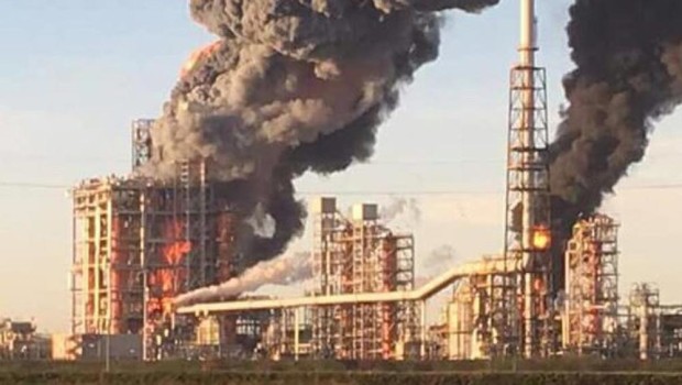 La Stampa claudio bressani sannazzaro de burgondi Un’esplosione, seguita da un vastissimo incendio, che è tuttora in corso, si è verificata oggi alle 15,40 alla raffineria Eni di Sannazzaro, nella zona denominata Cantiere Est, la parte più recente dell’impianto petrolchimico, uno dei più grandi d’Italia. Nell’incidente non ci sono stati feriti come ha appena confermato Eni, ma i danni sono ingentissimi. Una decina di squadre di vigili del fuoco, tra quelli interni e quelli arrivati da tutti i distaccamenti della provincia e anche da fuori, sono al lavoro per domare le fiamme. Si è sviluppata una palla di fuoco […]