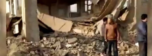 Redazione di Operai Contro, i padroni Cinesi, come quelli italiani,pensano ai loro profitti. Se ne fottono della vita degli schiavi salariati. In tutto il mondo gli operai sono vittime dei padroni. Una forte esplosione si è verificata in una fabbrica di fuochi d’artificio nella città di Tangshan, nel nord della Cina, causando un numero ancora imprecisato di vittime.  I soccorritori sono sul posto, diversi edifici nelle vicinanze sono stati distrutti Noi operai non abbiamo patria. Tutti gli operai sono nostri fratelli Un operaio di Pisa  