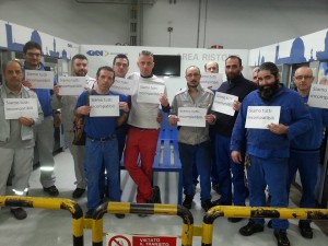 La presa di posizione del Consiglio di Fabbrica della Gkn di Campi, al comitato centrale della Fiom Non ci stupisce che dopo 11 mesi di trattative, ancora oggi ci sia poco da dire sulla parte economica. Vale la pena ricordare che sin dall’inizio un personaggio come Sacconi ha definito la proposta contrattuale di Federmeccanica, l’unica vera proposta innovativa dopo il Jobs Act. Sin dall’inizio le aziende hanno investito pesantemente su un concetto: la ricchezza va redistribuita dove si crea. Che cosa significa questo? I padroni sanno di avere un sistema industriale spaccato a metà: con aziende legate magari all’export […]