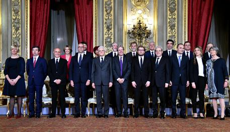 Redazione di Operai Contro, In tempi record, come era nelle intenzioni del presidente della Repubblica Sergio Mattarella  nasce il governo Gentiloni.Una fotocopia del governo Renzi Gentiloni l’ex tutto afferma: “Ci mettiamo subito al lavoro sui problemi del paese“ I problemi del paese per Gentiloni sono gli interessi dei padroni Il compare di Renzi si metterà al lavoro per continuare a licenziare operai e lavoratori Basta noi operai siamo stanchi della democrazia dei padroni Un operaio di Torino  