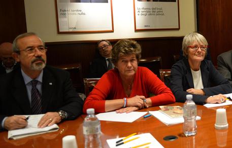 Redazione di Operai Contro, ormai i parassiti che dirigono i grandi sindacati nazionali firmano qualsiasi accordo per dire SI a Matteo Renzi. E’ stato raggiunto l’accordo quadro per sbloccare la contrattazione nel pubblico impiego. Cgil, Cisl e Uil, hanno appena firmato l’intesa con il governo. Il rinnovo contrattuale dei lavoratori statali era bloccato da sette anni.  Dopo 7 anni un miserabile aumento medio di 85 euro. I parassiti che dirigono CGIL-CISL-UIL si felicitano con Matteo Renzi Matteo Renzi si felicità con i parassiti segretari della CGIL-CISL-UIL: “Chiedendo 85 euro i sindacati – ha spiegato – hanno voluto dire che il loro aumento è […]