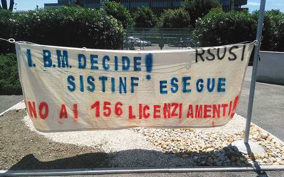 Redazione di Operai Contro, sei mesi addietro i sindacati gridavano vittoria avevano concordato con il tavolo il licenziamento di 180 lavoratori. Avevano impedito il licenziamento unilaterale di 180 lavoratori. L’IBM dopo sei mesi torna alla carica e chiede altri 250 licenziameni. I sindacati chiedono un nuovo tavolo per concordare ilicenziamenti. Con questo giochetto che IBM chiede i licenziamenti unilaterali e i sindacati chiedono di concordare al tavolo i licenziamenti, Nell’ultimo anno la IBM ha licenziato 740 lavoratori Un lavoratore IBM di Milano