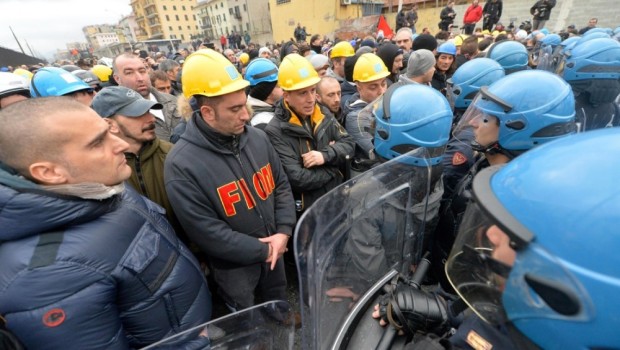 Caro Operai Contro, Landini corre a Genova, tenta di limitare la batosta annunciata dalle assemblee di fabbrica, sull’accordo delle elemosine del contratto nazionale dei metalmeccanici, firmato anche dalla Fiom. Dopo Trieste anche il direttivo della Fiom di Genova ha sonoramente bocciato l’ipotesi d’accordo del nuovo contratto. Ora ci saranno le assemblee e Landini si è autoinvitato a quella dell’Ansaldo di Genova che si terrà il 16 dicembre. Arriva Landini a spiegare “i punti qualificanti”. A spiegare perché invece di aumenti in busta paga, ci saranno “benefit welfare”, ovvero buoni benzina, buoni per la spesa, sanità integrativa. “Benefit welfare”, che […]