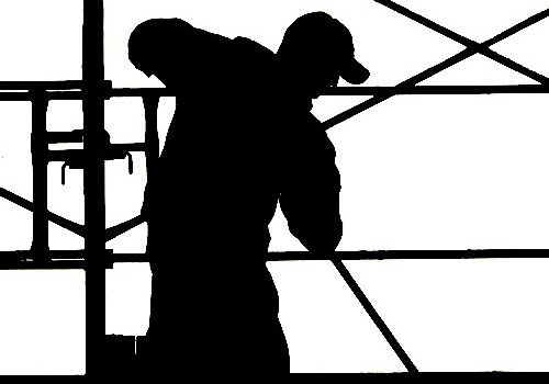 Caro Operai Contro, dopo i dati sull’aumento della povertà, dei disoccupati, dei licenziamenti senza giusta causa, è arrivata un’altra conferma che le misure di Renzi, mentre hanno precarizzato rapporti e condizioni di lavoro, hanno pure incrementato il numero di lavoratori costretti a lavorare sotto il ricatto del lavoro nero. A seguito della batosta presa da Renzi col referendum, i padroni si preparano a cambiare la faccia del loro rappresentante al governo. Ma il gioco è scoperto, gli operai non si faranno più incantare da nessuno. Stanno costruendo il loro partito, per farla finita col sistema sociale dei padroni. Saluti […]