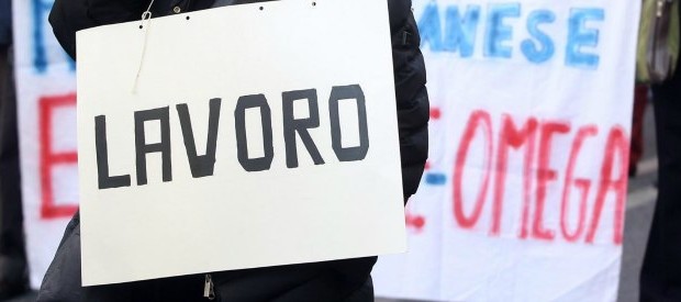 Redazione di Operai Contro, i lecchini dell’ISTAT votano Matteo Renzi. Non potevano mancare le ultime statistiche dei servi ben pagati dal governo di Matteo Renzi prima del voto del 4 Dicembre. Ma i precari dell’ISTAT continuano la loro lotta e le falsità dei numeri divulgati dai dirigenti diventa ancora più evidente. Non solo: nel corso del mese sono diminuiti i dipendenti a tempo indeterminato, mentre crescono quelli a termine e restano stabili gli indipendenti. Nonostante questo, insieme al tasso di occupazione è calato dello 0,1% – all’11,6% – anche il tasso di disoccupazione. La spiegazione sta, ancora una volta, nel numero […]