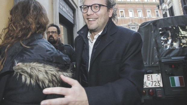 Luca Lotti è indagato per rivelazione di segreto e favoreggiamento nell’ambito dell’indagine avviata dalla Procura di Napoli sulla corruzione in Consip. Il fascicolo contenente le ipotesi di reato sulle fughe di notizie è stato stralciato dal filone principale sulla corruzione (che vede indagati Alfredo Romeo e il dirigente della Consip Marco Gasparri) ed è finito a Roma per competenza territoriale. A decidere il destino dell’uomo più vicino al segretario del Pd ora sarà il procuratore Giuseppe Pignatone. Il braccio destro di Renzi, già sottosegretario alla Presidenza del consiglio, attuale ministro allo sport e aspirante alla delega sui servizi segreti […]