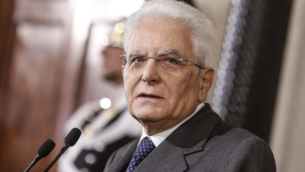 Redazione di Operai Contro, Mattarella ha terminato le consultazioni ora fa sapere che: ” il paese ha bisogno in tempi brevi di un governo nella pienezza delle sue funzioni. In pole per il nuovo governo resta l’ipotesi di Paolo Gentiloni, attuale ministro degli Esteri ex 68, ex margherita,ex di tutto. Ma restano in campo anche i nomi del ministro delle Infrastrutture Graziano Delrio e il presidente del Senato Pietro Grasso così come quella del ministro all’Economia Pier Carlo Padoan I politici hanno fretta e i padroni anche. Noi operai abbiamo una unica fretta: l’eliminazione della legge di Renzi che da […]
