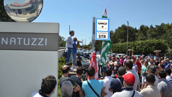 Redazione di Operai Contro, ll Gruppo Natuzzi ha assunto 32 ex operai Natuzzi che hanno scelto di essere ricollocati presso la newco di Ginosa. In teoria dovrebbero iniziare a lavorare nel luglio 2017 Altri 183 ex operai abbiamo invece rifiutato la ricollocazione per continuare a percepire dall’Inps l’assegno di mobilità (1.200 euro lordi al mese). La riassunzione era quanto previsto dall’accordo – siglato il 15 novembre 2016 da azienda, sindacati, governo e Regioni Puglia e Basilicata – (così come previsto dagli accordi siglati nel 2013 e 2015 e non applicati). Nel 2013 Natuzzi ci ha licenziato dopo che regione […]