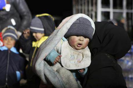 Redazione di Operai Contro, I soldati Russi e i macellai della loro crociata continuano a lavorare. I padroni occidentali invidiano la vittoria dell’imperialismo Russo, ma già pensano di rifarsi a Mosul. Ancora 4 mila bambini sono intrappolati ad Aleppo Est e rischiano di morire. Mentre la macellazione degli esseri umani continua, bambini e civili muoiono sui bus con cui vengono deportati. L’ONU dimostra di essere una organizzazione internazionale al servizio dei macellai. Operai, ricordiamoci di questo macello quando prenderemo il potere Un giovane operaio