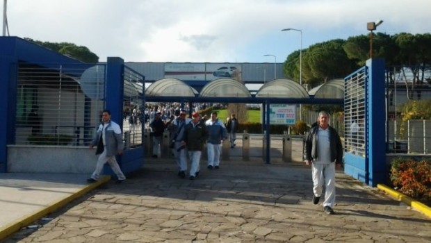 Redazione di Operai Contro, Sulle assunzioni nello stabilimento Fiat Cassino ormai si danno i numeri. Qualche mese fa, per l’ex premier le assunzioni sarebbero state tremila. Lo scorso primo dicembre, durante la visita referendaria nella fabbrica, le promesse sono state ridotte a 1800. Nell’incontro di ieri a Roma tra l’azienda e i sindacati sono diventate 650. E di lavoratori interinali, non di dipendenti Fca. Entro i primi mesi del prossimo anno dovrebbero essere riassorbiti tutti i quasi mille operai dello stabilimento cassinate che sono attualmente in solidarietà. Questo è un’altro bluff  A Cassino dovrebbero essere deportati 550 operai dello […]