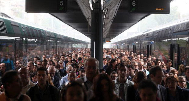 Caro Operai Contro, l’impennata delle tariffe a confronto col taglio dei servizi fa rabbrividire. Lo sanno bene i pendolari che, abbandonati da partiti e istituzioni, protestano organizzati nei Comitati pendolari. Questo un loro sfogo: “Se i treni dei pendolari viaggiassero alla stessa velocità con cui negli ultimi sei anni sono aumentati i biglietti, il Piemonte sarebbe una lepre difficile da raggiungere”. La divaricazione tra l’aumento delle tariffe ed il taglio dei servizi, è ben rappresentato negli esempi della tabella qui sotto. Da una parte treni di lusso con tariffe che possono permettersi solo ricchi e benestanti, dall’altra il solito […]