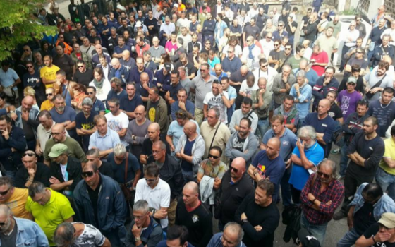 Redazione di Operai Contro, nel 2014 i sindacati fecero un accordo con padrone e governo. Rebrab sarebbe subentrata a Lucchini come padrone dell’acciaieria. Il “progetto Piombino” era una presa in giro. E’ la solita storia. Si frena la protesta e la lotta degli operai in nome di aspettare un nuovo acquirente. L’acquirente non arriva o se arriva non fa niente. Il risultato è una diminuizione del salario e alla fine i licenziamenti Un operaio dell’acciaieria