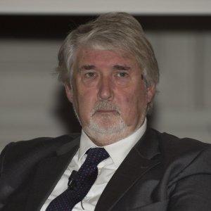 Redazione di Operai Contro, i giovani disoccupati sono costretti ad emigrare per sopravvivere.  Poletti ha detto: “Se ne vanno 100mila, ce ne sono 60 milioni qui: sarebbe a dire che i 100mila bravi e intelligenti se ne sono andati e quelli che sono rimasti qui sono tutti dei ‘pistola’. Permettetemi di contestare questa tesi”. E ha poi aggiunto : “Conosco gente che è andata via e che è bene che stia dove è andata, perché sicuramente questo Paese non soffrirà a non averli più fra i piedi”. Detto questo, ha concluso il ministro del Lavoro, “è bene che i […]